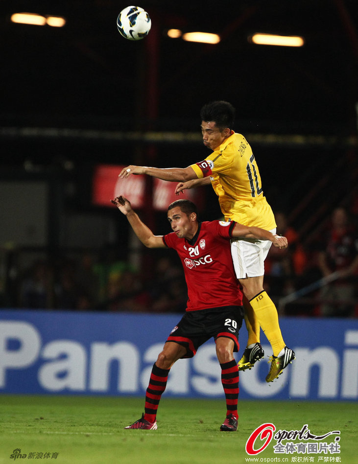  Zheng Zhi jumped for the header.