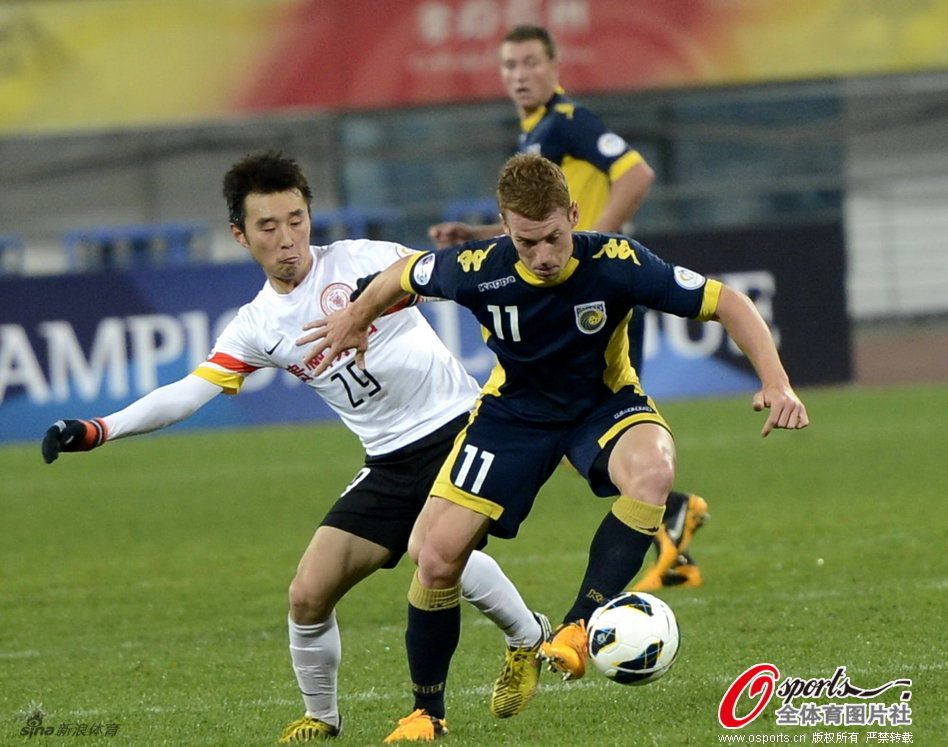 Yang Hao and Oliver Bozanić vie for the ball. 