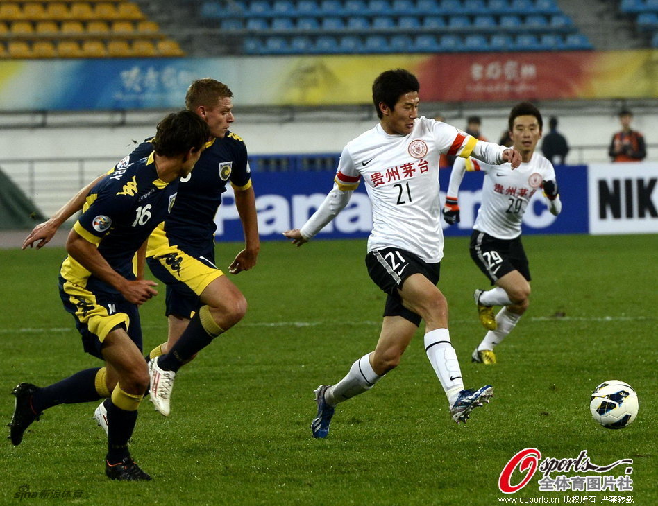  Yu Hai runs for the ball.