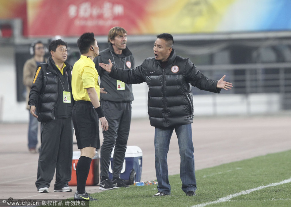 Renhe head coach Gong Lei argues with referee. 