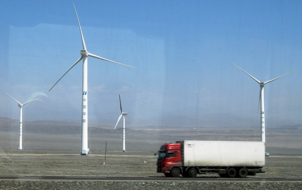 State-owned enterprises (SOEs) controlled a sweeping majority of investment and construction in wind power projects last year. [File Photo]