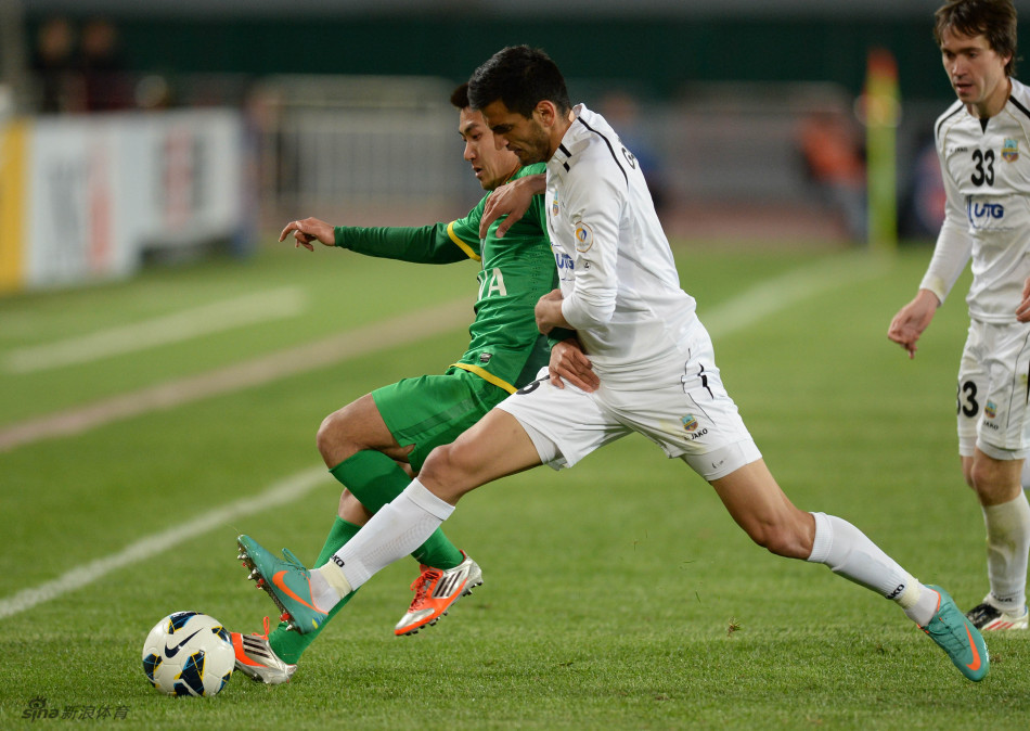  Wang Xiaolong and Anvar Gafurov vie for the ball.