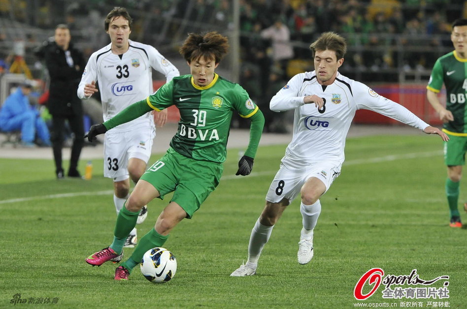 Piao Cheng dribbles past Jovlon Ibrokhimov. 