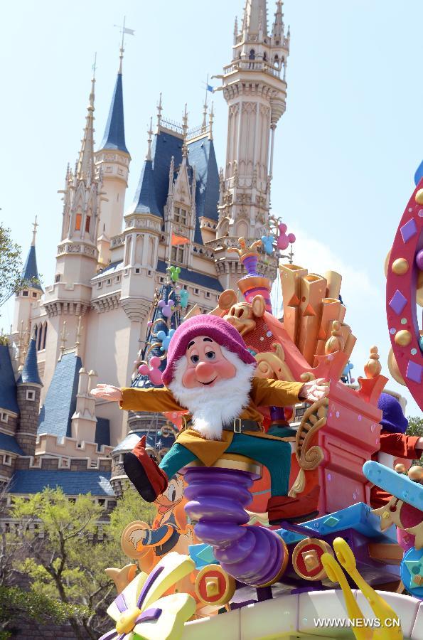 Tokyo Disneyland, the world's third Disney amusement park, started a new noon parade to mark its 30th anniversary.