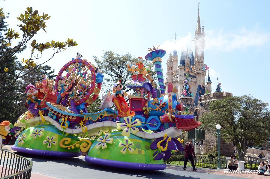 Tokyo Disneyland, the world's third Disney amusement park, started a new noon parade to mark its 30th anniversary.