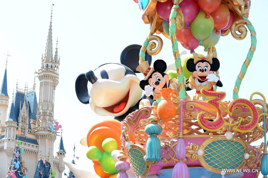 Tokyo Disneyland, the world's third Disney amusement park, started a new noon parade to mark its 30th anniversary.