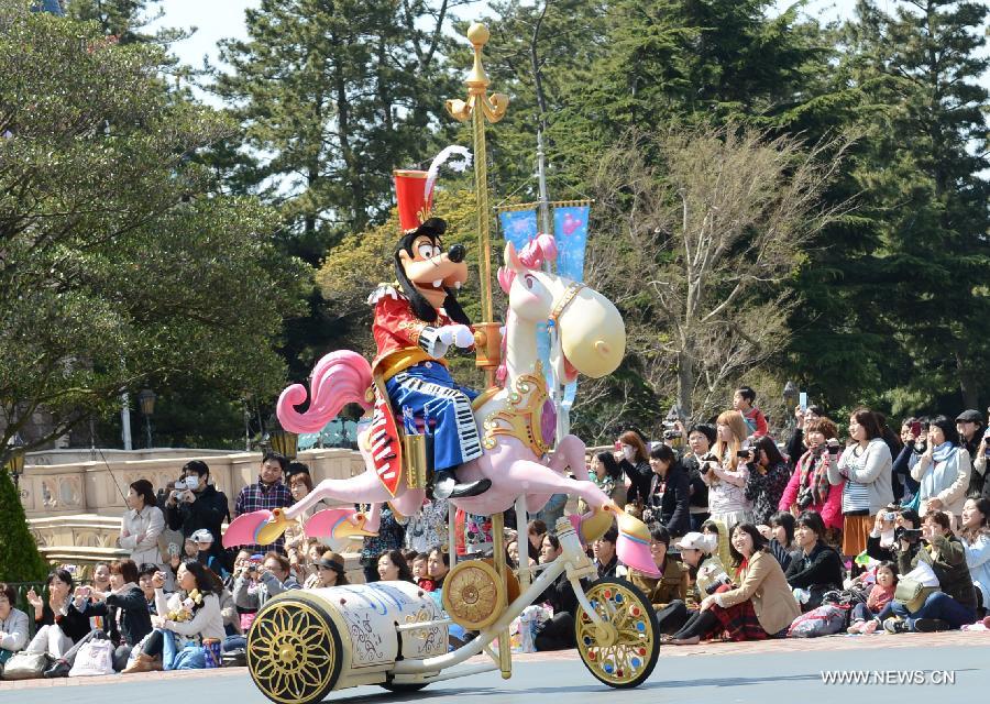 Tokyo Disneyland, the world's third Disney amusement park, started a new noon parade to mark its 30th anniversary.