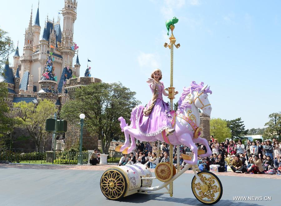 Tokyo Disneyland, the world's third Disney amusement park, started a new noon parade to mark its 30th anniversary.