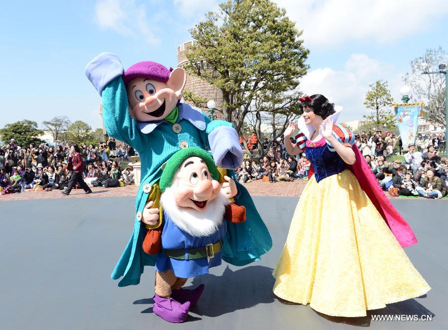 Tokyo Disneyland, the world's third Disney amusement park, started a new noon parade to mark its 30th anniversary.