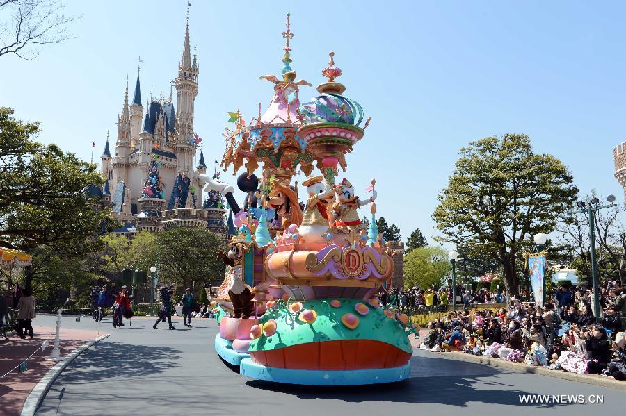 Tokyo Disneyland, the world's third Disney amusement park, started a new noon parade to mark its 30th anniversary.