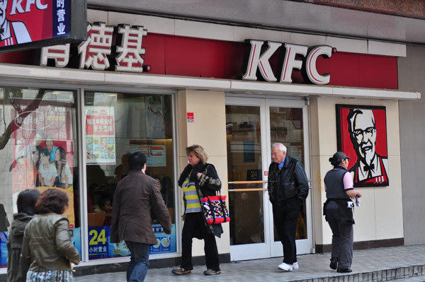 A KFC restaurant in Shanghai. According to the US-based fast food giant, its same-store sales in March declined an estimated 13 percent in China. [Photo/China Daily]