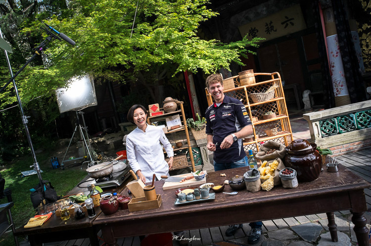  Vettel samples authentic local Shanghai cuisine in China before F1 Chinese GP.