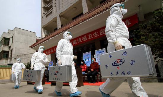 An emergency response drill is called upon in Changfeng, Anhui Province to get its medical staff ready for the emerging H7N9 bird flu [Photo / China News Service]
