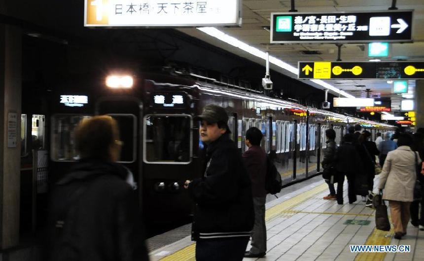 People wait for transport services in west Japan&apos;s Osaka city, April 13, 2013. A powerful earthquake registering a preliminary magnitude of 6 hit Hyogo Prefecture and it surrounding areas in western Japan early Saturday morning, injuring 16 people. (Xinhua/Ma Xinghua)