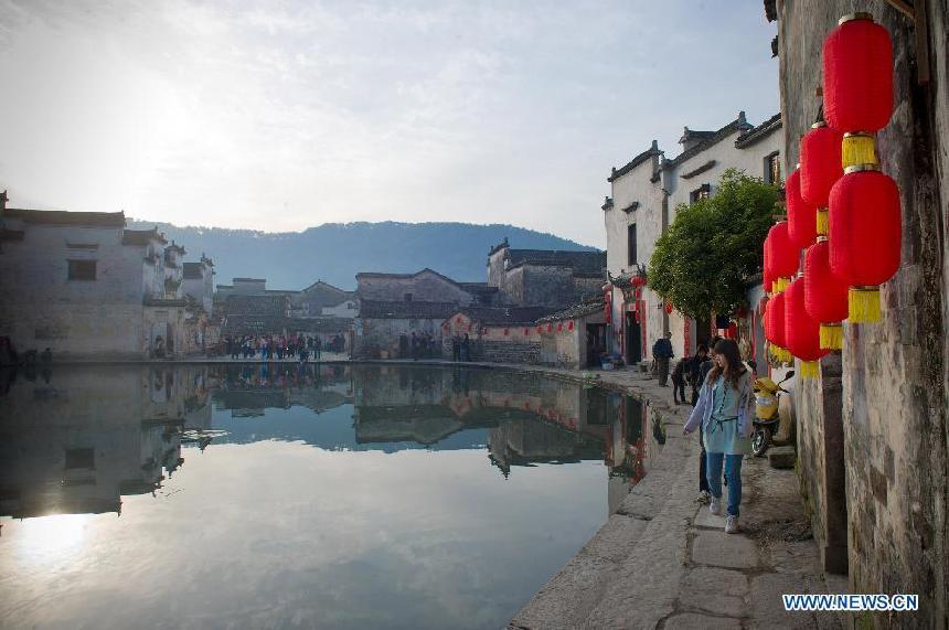 Photo taken on April 13, 2013 shows the morning scenery of local residences in Hongcun of Huangshan City, east China&apos;s Anhui Province. (Xinhua/Guo Chen)