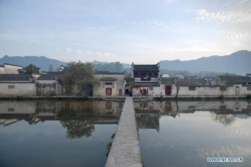 Photo taken on April 13, 2013 shows the morning scenery of local residences in Hongcun of Huangshan City, east China&apos;s Anhui Province. (Xinhua/Guo Chen)