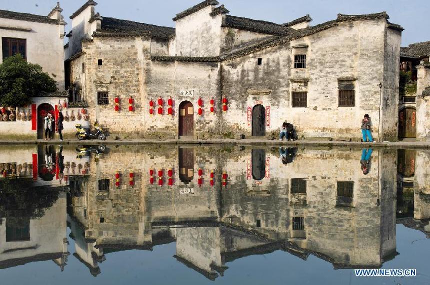 Photo taken on April 13, 2013 shows the morning scenery of local residences in Hongcun of Huangshan City, east China&apos;s Anhui Province. (Xinhua/Guo Chen)