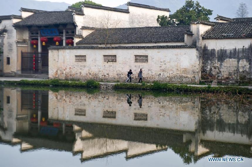 Photo taken on April 13, 2013 shows the morning scenery of local residences in Hongcun of Huangshan City, east China&apos;s Anhui Province. (Xinhua/Guo Chen)