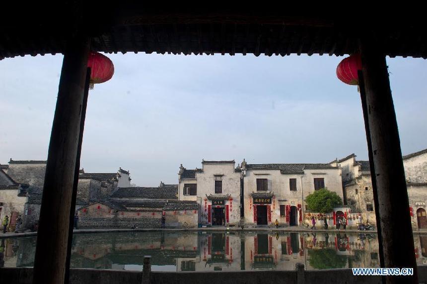 Photo taken on April 13, 2013 shows the morning scenery of local residences in Hongcun of Huangshan City, east China&apos;s Anhui Province. (Xinhua/Guo Chen)