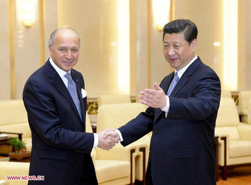 Chinese President Xi Jinping (R) meets with French Foreign Minister Laurent Fabius in Beijing, capital of China, April 12, 2013. 