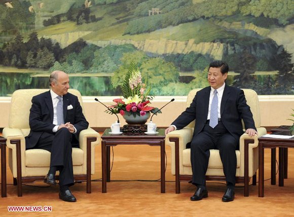 Chinese President Xi Jinping (R) meets with French Foreign Minister Laurent Fabius in Beijing, capital of China, April 12, 2013. [Xinhua photo]