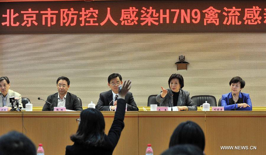 Journalists raise questions about the first case of H7N9 infection in Beijing at a press conference held in Beijing, capital of China, April 13, 2013. 