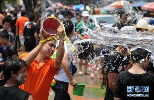 People splash water during celebrations for Songkran Festival, Thailand's traditional New Year Festival, at the Ancient City in Samut Prakan Province, Thailand, April 14, 2013. Songkran, also known as the Water Splashing Festival, started here on April 13 this year. [Xinhua] 