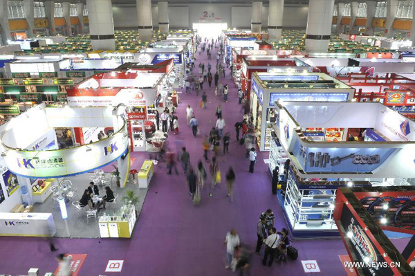 Exhibitors and businessmen are seen at the 113th China Import and Export Fair in Guangzhou, capital of south China's Guangdong Province, April 15, 2013. The three-week 113th China Import and Export Fair kicked off here on Monday. [Lu Hanxin/Xinhua]