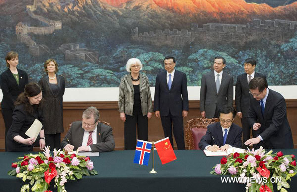 Chinese Premier Li Keqiang (3rd R back) and Iceland Prime Minister Johanna Sigurdardottir (3rd L back) attend a signing ceremony of documents in Beijing, capital of China, April 15, 2013. [Huang Jingwen/Xinhua]