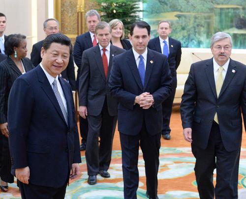 Chinese President Xi Jinping (front, L) meets with Chinese and U.S. governors at the the second China-U.S. governors' forum in Beijing, capital of China, April 15, 2013. [Liu Jiansheng/Xinhua]