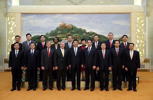 Chinese President Xi Jinping (front, C) poses for a group photo with Chinese and U.S. governors at the the second China-U.S. governors' forum in Beijing, capital of China, April 15, 2013. [Lan Hongguang/Xinhua]