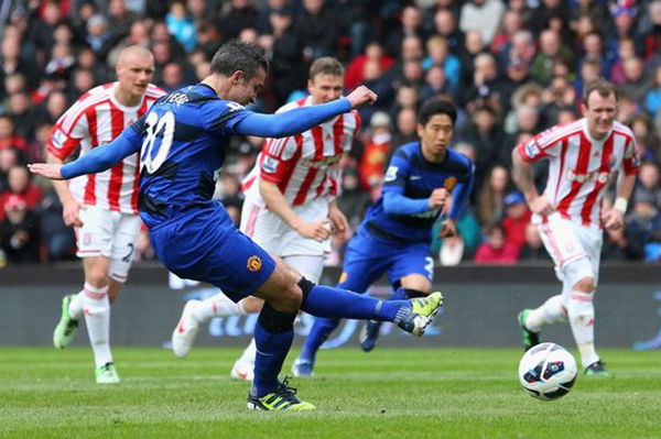 Robin van Persie converted the penalty to seal Man United's 2-0 win.