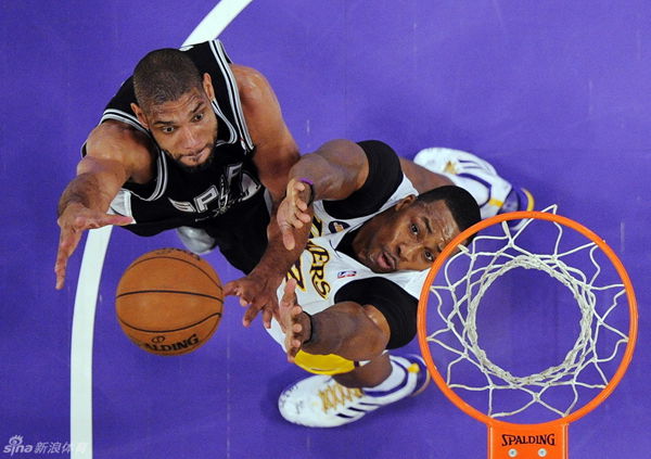  Tim Duncan and Dwight Howard position for the rebound.