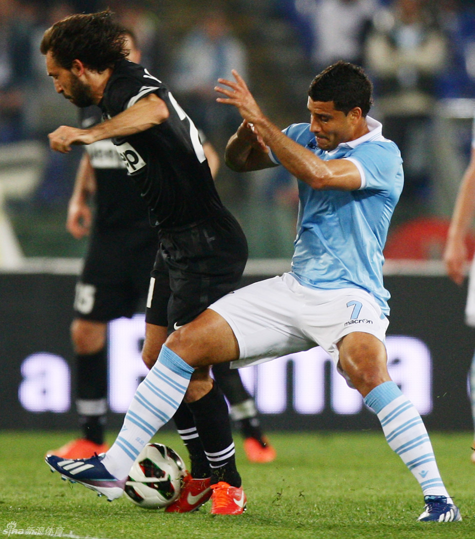  Pirlo tries to dribble past defender.