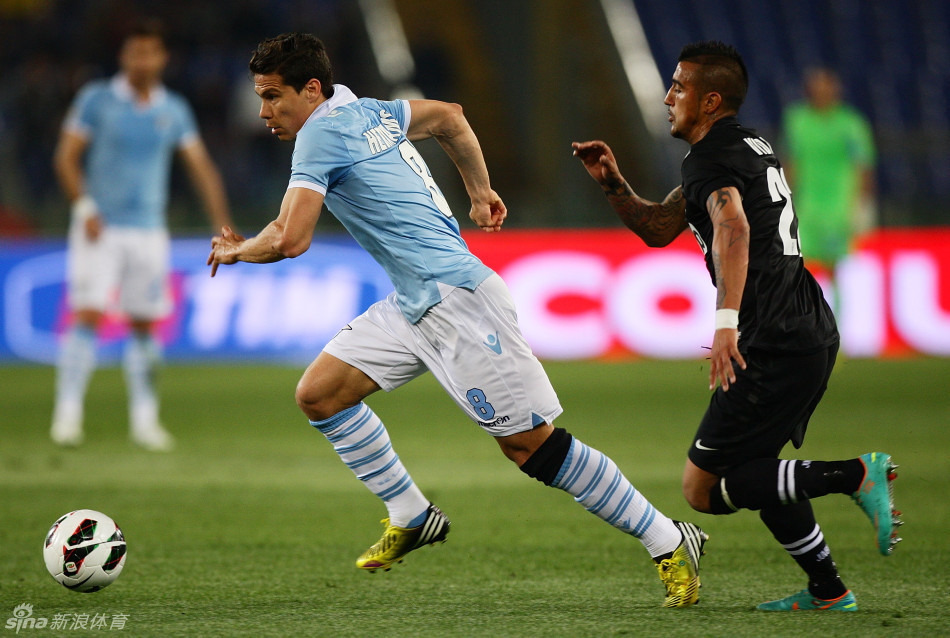 Hernanes drives past Vidal. 