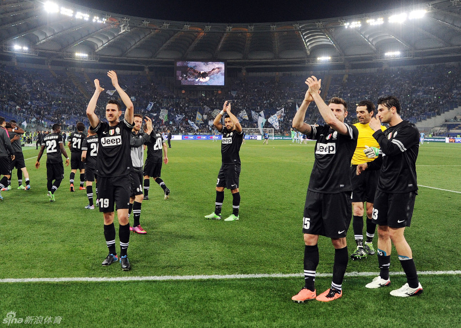  Juventus players celebrate the victory.