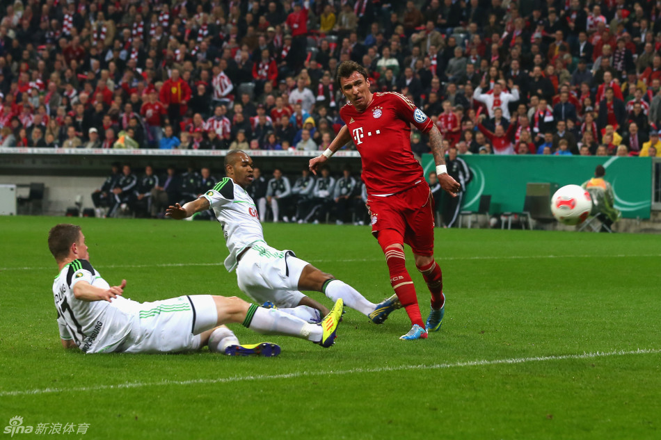 Mandzukic opens the scoring for Bayern Munich. 