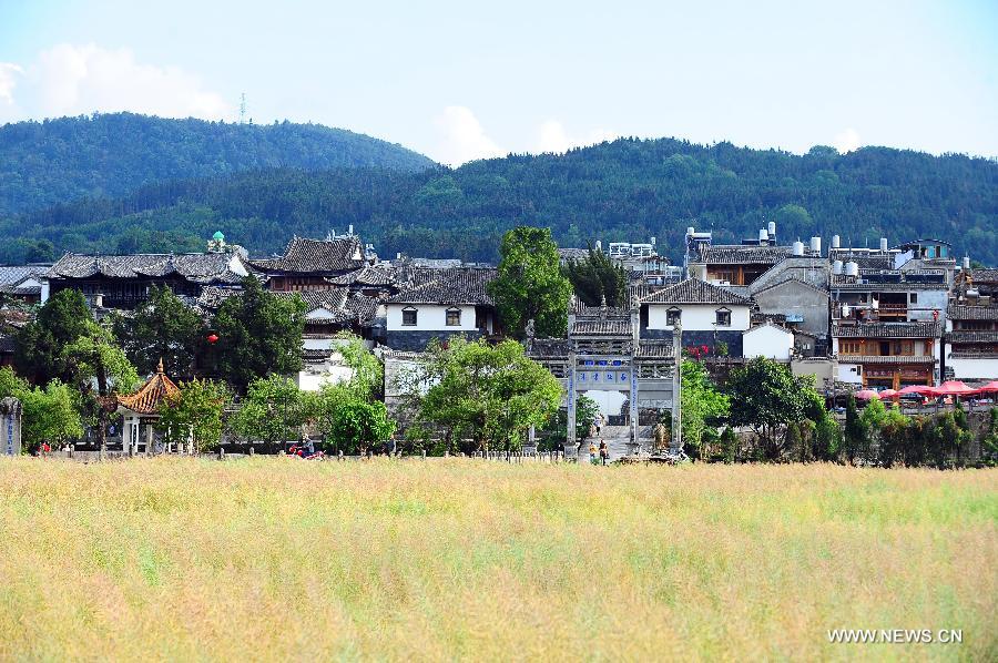 Photo taken on April 16, 2013 shows the scenery of the ancient townlet Heshun in Tengchong County, southwest China's Yunnan Province. The townlet, featuring time-honored temples and houses, is located three kilometers away from the county seat of Tengchong, where live 6,000 people. (Xinhua/Qin Lang)