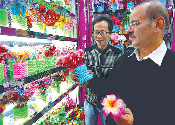A purchasing agent from the United Arab Emirates looks at pens at Yiwu International Trade City in Zhejiang province. China is the UAE's second-largest trading partner, with trade between the two countries valued at $40 billion in 2012, according to UAE embassy data. [China Daily]