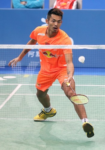  Lin Dan returns a ball to Tuan Duc Do.