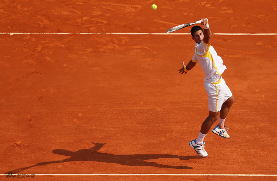 Djokovic returns a ball. 