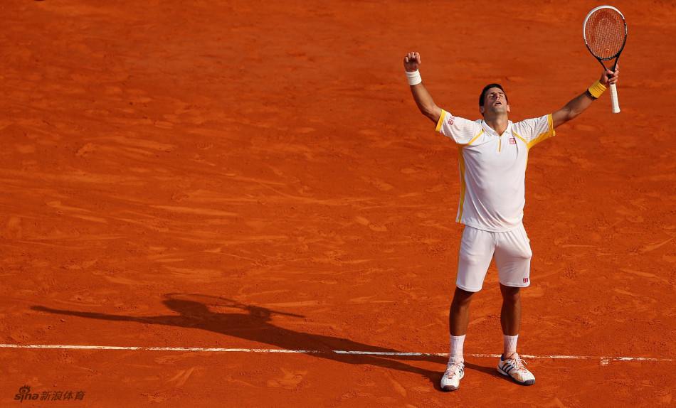 Djokovic celebrates the victory. 