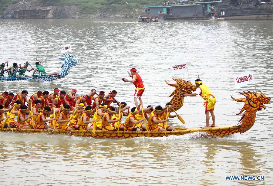 People race during Hung Kings' Temple Festival 2013 in Phu Tho province, Vietnam, April 18, 2013. 