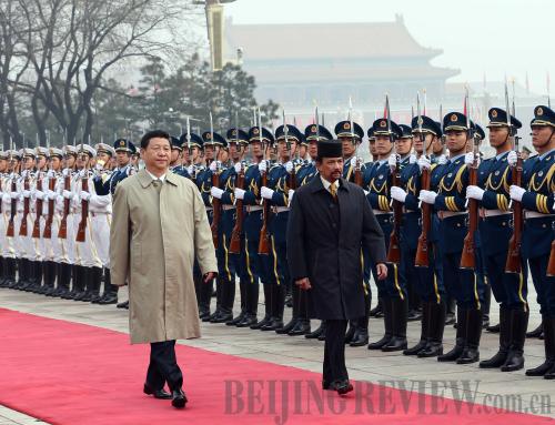 Visiting Bruneian Sultan Hassanal Bolkiah reviews an honor guard along with Chinese President Xi Jinping in Beijing on April 5 [photo/Liu Wweibing]