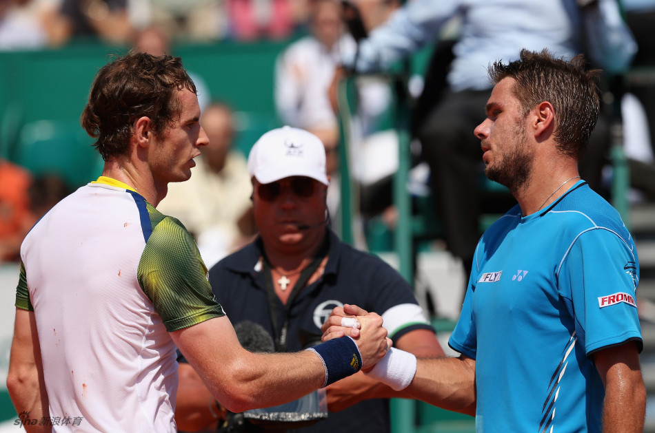 Murray shakes hands with Wawrinka. 