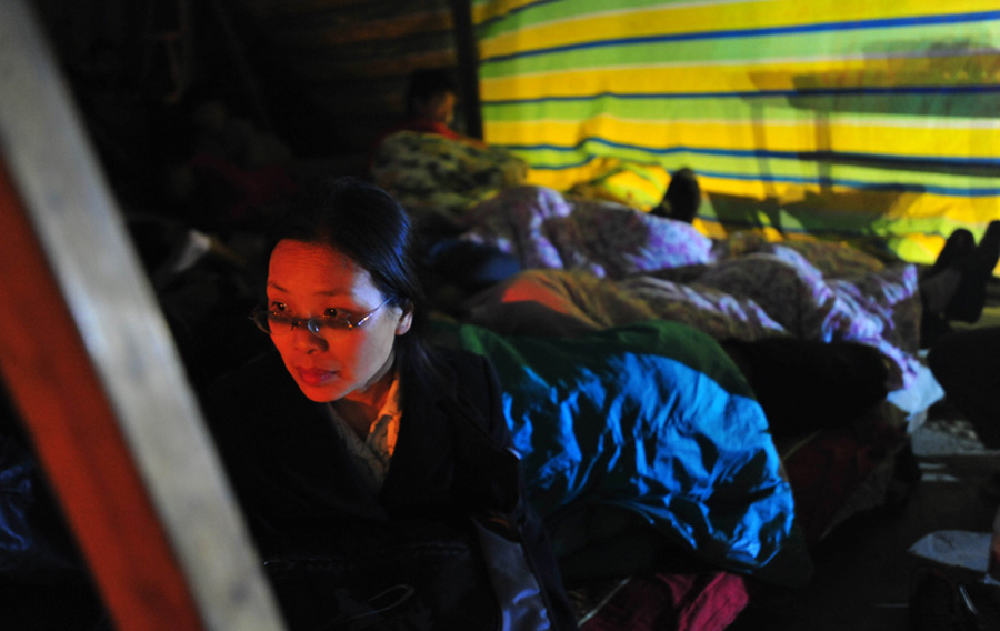 Villagers stay overnight in camps in Lushan County, Ya'an City, southwest China's Sichuan Province, April 21. A 7-magnitude earthquake hit the county at 8:02 a.m. Saturday Beijing Time, according to the China Earthquake Networks Center (CENC). [Xiao Yijiu/Xinhua]