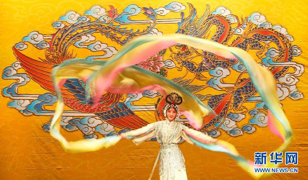 Tianjin City Youth Beijing Opera Troupe (TCYBOT) makes its debut in London Saturday afternoon by enthralling British audience with the traditional Chinese theater performances. [Xinhua]