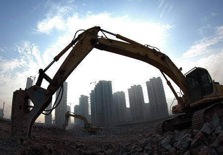 China's Ministry of Land and Resources (MLR) said Saturday that the country's local governments sold 322,800 hectares of land to be used for construction in 2012, down 3.3 percent from 2011. [File photo]