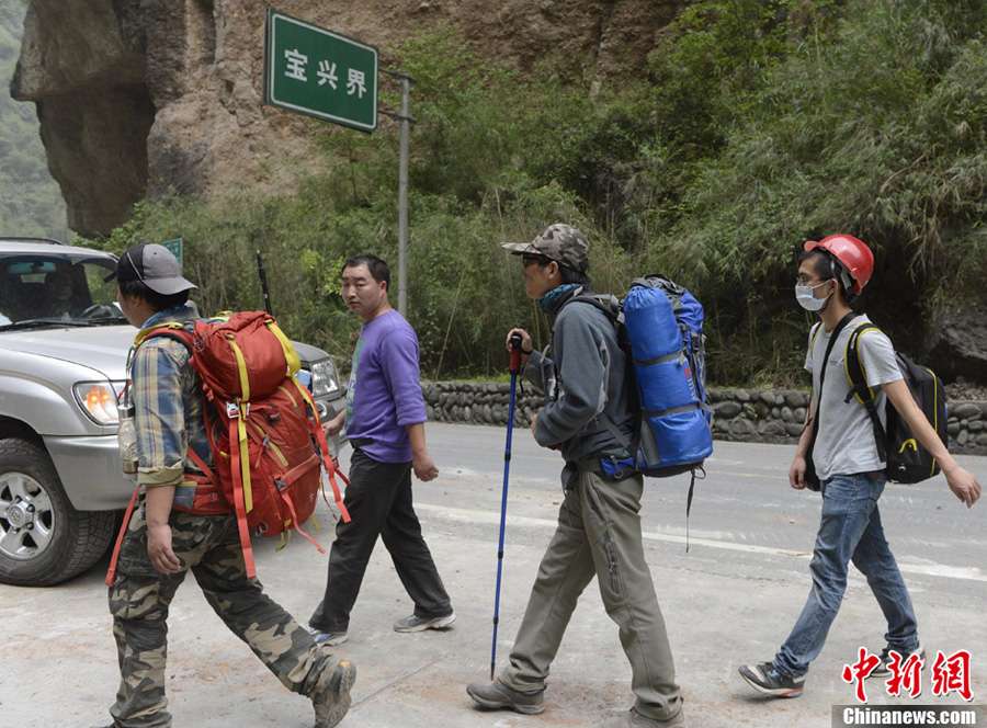 Rescuers and reporters rush to Baoxing County, an isolated county in southwest China's Sichuan Province hit by Saturday's strong earthquake, on April 21. [Chinanews.com]