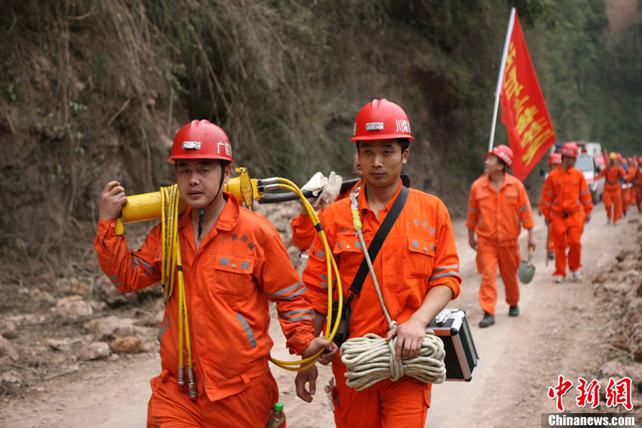 Rescuers and reporters rush to Baoxing County, an isolated county in southwest China's Sichuan Province hit by Saturday's strong earthquake, on April 21. [Chinanews.com]